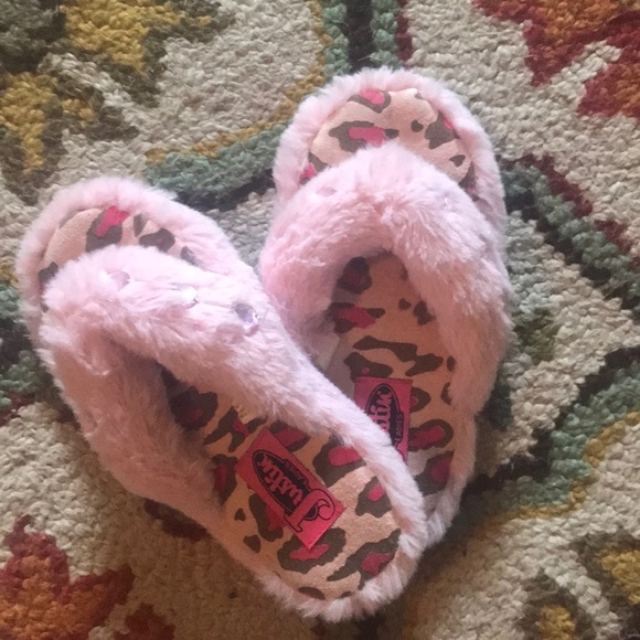 Justin Fuzzy slippers - Picture 1 of 3